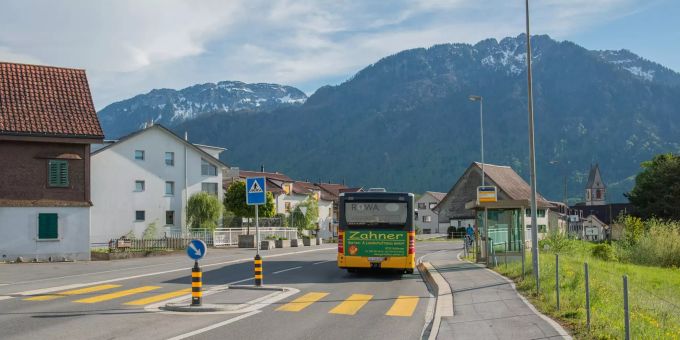 Busdurchfahrt in der Ortstrasse Mühlegasse in der Gemeinde Schänis in St.Gallen. Busdurchfahrt in der Ortstrasse Mühlegasse in der Gemeinde Schänis in St.Gallen.