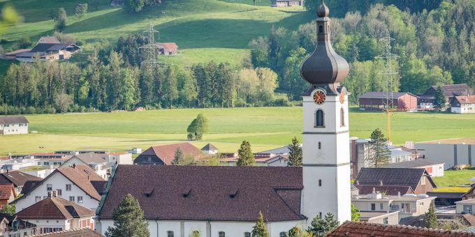 Blick auf die Kirche St.Georg in Kaltbrunn im Kanton St. Gallen. Blick auf die Kirche St.Georg in Kaltbrunn im Kanton St. Gallen.