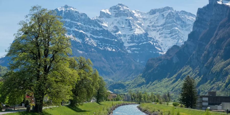 Linthkanal im Mollis mit Blick zum Glärnischmassiv.