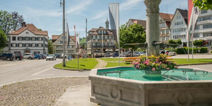 Der Dorfplatz der Gemeinde Gais (AR).