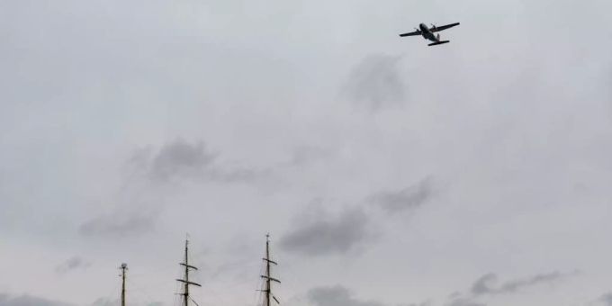 Das Segelschulschiff «Gorch Fock» fährt auf die Kieler Förde zu, während eine Transall der Bundeswehr das Schiff überfliegt. Foto: Axel Heimken/dpa Das Segelschulschiff «Gorch Fock» fährt auf die Kieler Förde zu, während eine Transall der Bundeswehr das Schiff überfliegt. Foto: Axel Heimken/dpa