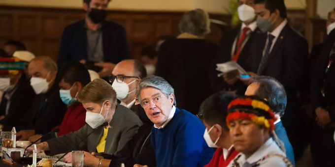Ecuadors Präsident Guillermo Lasso (M.) und Kabinettsvorsitzende Alexandra Vela (6.v.l.) nehmen an einem Treffen mit indigenen Anführern im Präsidentenpalast teil. Foto: Juan Diego Montenegro/dpa Ecuadors Präsident Guillermo Lasso (M.) und Kabinettsvorsitzende Alexandra Vela (6.v.l.) nehmen an einem Treffen mit indigenen Anführern im Präsidentenpalast teil. Foto: Juan Diego Montenegro/dpa
