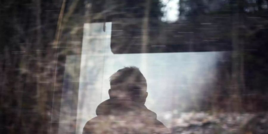 Mann schaut aus dem Fenster