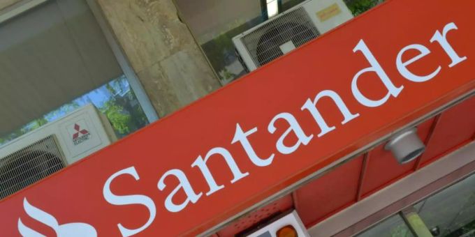Laut Santander sollen die doppelten Zahlungen das Ergebnis eines Terminproblems gewesen sein. Foto: Peter Kneffel/dpa Laut Santander sollen die doppelten Zahlungen das Ergebnis eines Terminproblems gewesen sein. Foto: Peter Kneffel/dpa