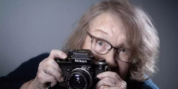 Die französische Fotografin Sabine Weiss mit Kamara. Foto: Joel Saget/AFP/dpa Die französische Fotografin Sabine Weiss mit Kamara. Foto: Joel Saget/AFP/dpa