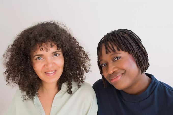 Olaolu Fajembola (l.) und Tebogo Nimindé-Dundadengar (r.) sind Autorinnen des Buches «Gib mir mal die Hautfarbe». Porträtfoto zwei Frauen