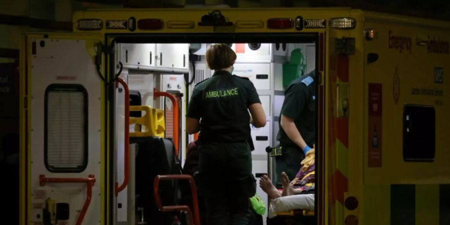 Sanitäter liefern  Patienten in London ins Krankenhaus