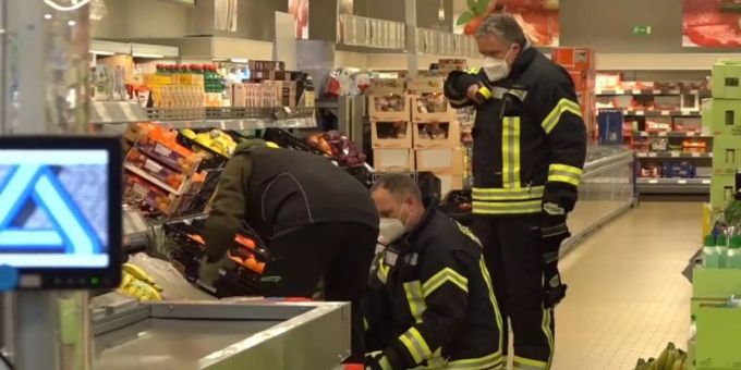 Einsatzkräfte der Polizei, Feuerwehr und ein Spinnenexperte suchen in Obst- und Gemüseregalen nach der Spinne. Foto: Nord-West-Media/Nord-West-Media /dpa Einsatzkräfte der Polizei, Feuerwehr und ein Spinnenexperte suchen in Obst- und Gemüseregalen nach der Spinne. Foto: Nord-West-Media/Nord-West-Media /dpa