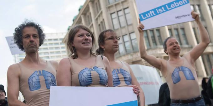 Die Umweltorganisation Greenpeace hat diverse Male wie hier in Berlin gegen die nach wie vor hohe Belastung der Luft mit Feinstaub demonstriert. (Archivbild) Die Umweltorganisation Greenpeace hat diverse Male wie hier in Berlin gegen die nach wie vor hohe Belastung der Luft mit Feinstaub demonstriert. (Archivbild)