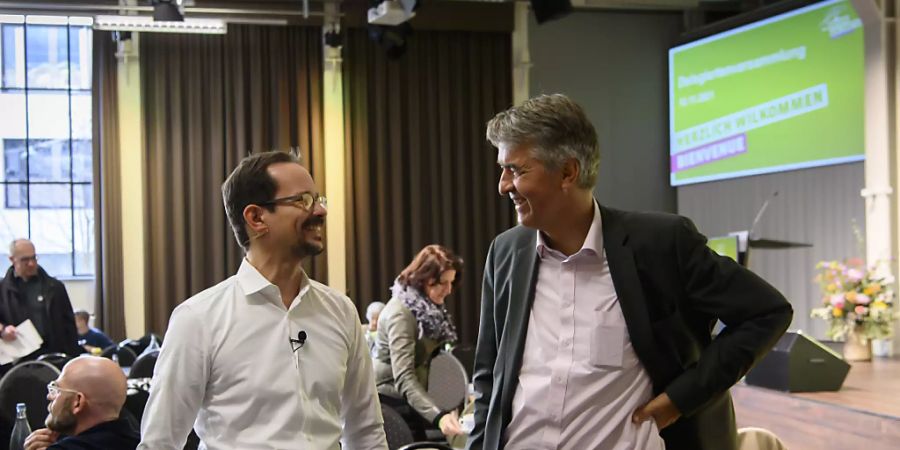 Für den Präsidenten der Grünen, Balthasar Glättli (links), hat die Uno-Klimakonferenz in Glasgow versagt. An der Delegiertenversammlung vom Samstag in Bern, auf dem Bild mit dem Berner Stadtpräsidenten Alec von Graffenried. forderte er eine ökologische Wende. (KEYSTONE/Anthony Anex)