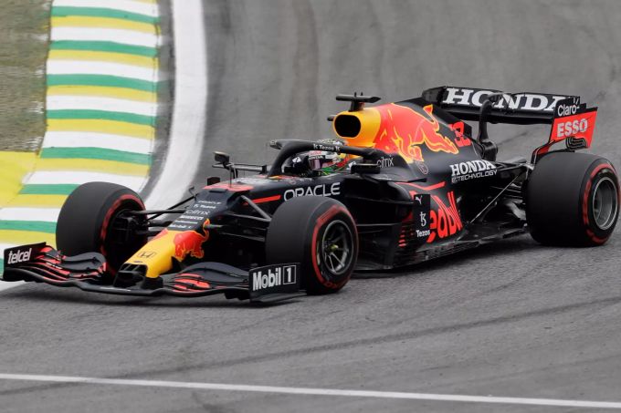 Max Verstappen führt die WM-Rangliste mit 19 Punkten Vorsprung an. Max Verstappen Lewis Hamilton