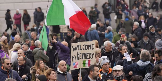 People gather in Milan to protest against the corona vaccine pass that Kennedy Jr. is also participating in.  Photo: Antonio Colony / AB / DPA