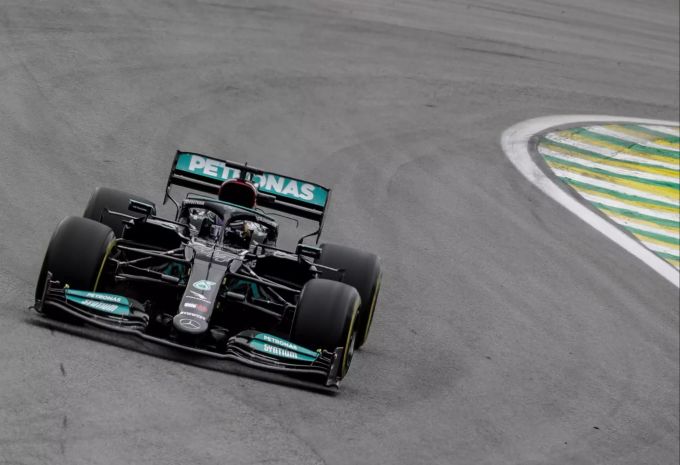 Lewis Hamilton erlebt in Brasilien ein Horror-Wochenende. Lewis Hamilton