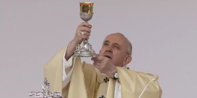 Papst Franziskus appelliert an der Messe zu Christkönig an die Jugendlichen. Unter anderem sollen diese wie Jesus Christus den Mut zur Wahrheit haben (Archivbild). Foto: Andrew Medichini/AP/dpa Jesus Christus