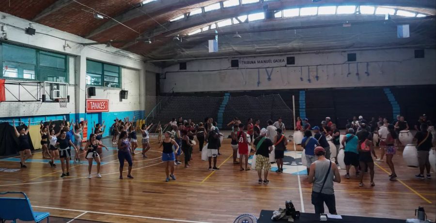 Menschen in Sportkleidung in einer Turnhalle