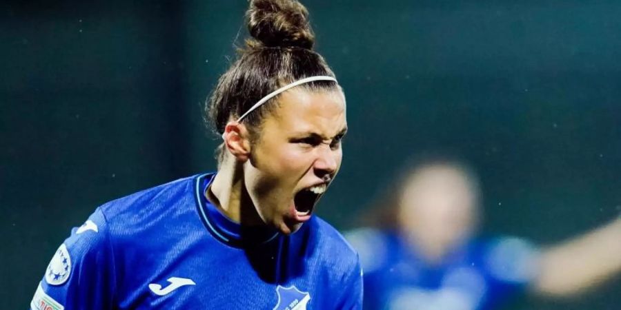 Hoffenheims Nicole Billa freut sich auf die Champions-League-Duelle gegen den FC Barcelona. Foto: Uwe Anspach/dpa
