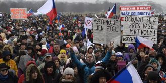 Ohne Masken & Abstand - Proteste gegen Corona-Auflagen in Prag