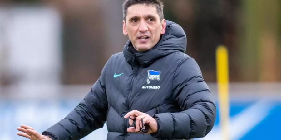 Tayfun Korkut steht gegen Arminia Bielefeld vor seiner Heimspiel-Premiere als Cheftrainer von Hertha BSC. Foto: Andreas Gora/dpa