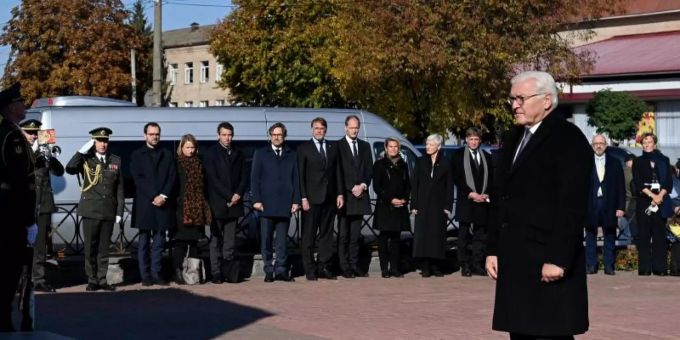 Bundespräsident Frank-Walter Steinmeier steht beim Denkmal für zivile Opfer der deutschen Massaker in Korjukiwka. Foto: Britta Pedersen/dpa-Zentralbild/dpa Bundespräsident Frank-Walter Steinmeier steht beim Denkmal für zivile Opfer der deutschen Massaker in Korjukiwka. Foto: Britta Pedersen/dpa-Zentralbild/dpa