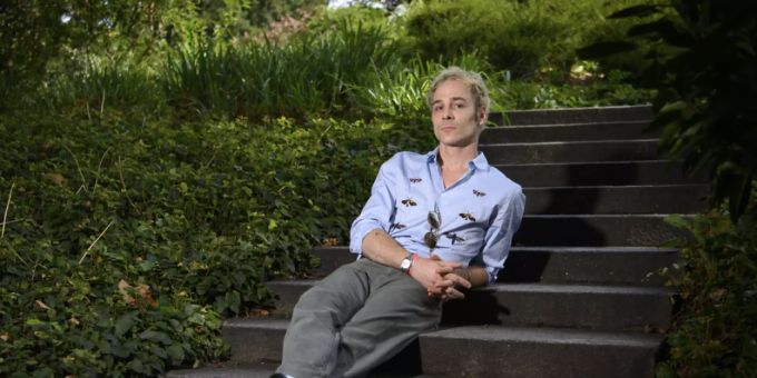 Der Basler Musiker Sam Himself gibt sich auf Fotos entspannt. Doch der Wahl-New Yorker ist ein von Kreativität Getriebener. Am heutigen Freitag erscheint sein Debüt-Album ''Power Ballads''. Der Basler Musiker Sam Himself gibt sich auf Fotos entspannt. Doch der Wahl-New Yorker ist ein von Kreativität Getriebener. Am heutigen Freitag erscheint sein Debüt-Album ''Power Ballads''.