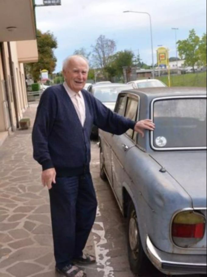 Angelo posiert mit seinem Auto. Der 94-Jährige ist seit 1974 nie mehr damit gefahren. Lancia