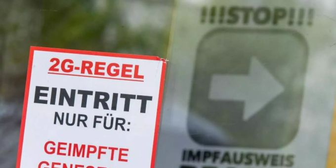 Ein Plakat weist auf 2G hin. 2g