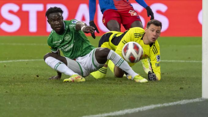 Elie Youan (FC St.Gallen) im Zweikampf mit Heinz Lindner (FC Basel). FC Basel Heinz Lindner