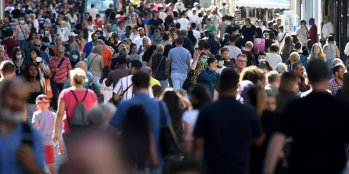 Menschen in der Fussgängerzone in Dortmund (D). Menschen