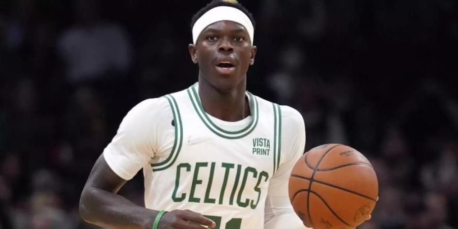 Musste mit den Boston Celtics eine Niederlage hinnehmen: Deutschlands Basketball-Star Dennis Schröder. Foto: Charles Krupa/AP/dpa