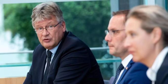 Jörg Meuthen (r) neben Tino Chrupalla und Alice Weidel. Foto: Bernd von Jutrczenka/dpa Jörg Meuthen (r) neben Tino Chrupalla und Alice Weidel. Foto: Bernd von Jutrczenka/dpa