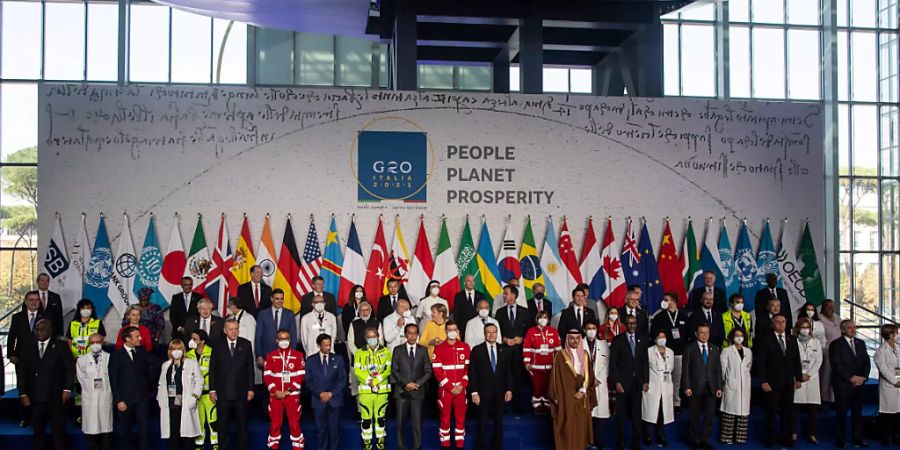 dpatopbilder - Medizinisches Personal steht zusammen mit den Staats- und Regierungschefs für ein Gruppenfoto anlässlich des G20-Gipfels im Konferenzzentrum La Nuvola. Foto: Oliver Weiken/dpa