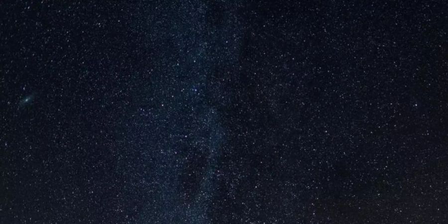 Blick auf einen kleinen Teil der Milchstrasse am nächtlichen Sternenhimmel im Landkreis Märkisch-Oderland. Foto: Patrick Pleul/dpa-Zentralbild/dpa
