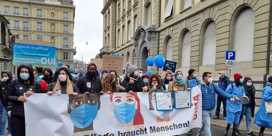 Für mehr Lohn, Respekt und Solidarität: Demonstrierende an der Kungebung in Bern.