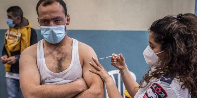 Ein Palästinenser, der in den Palästinensichen Autonomiegebieten lebt, aber täglich nach Israel zum Arbeiten kommt, wird in Meitar, im Süden von Israel, gegen Covid-19 geimpft. Foto: Ilia Yefimovich/dpa Ein Palästinenser, der in den Palästinensichen Autonomiegebieten lebt, aber täglich nach Israel zum Arbeiten kommt, wird in Meitar, im Süden von Israel, gegen Covid-19 geimpft. Foto: Ilia Yefimovich/dpa