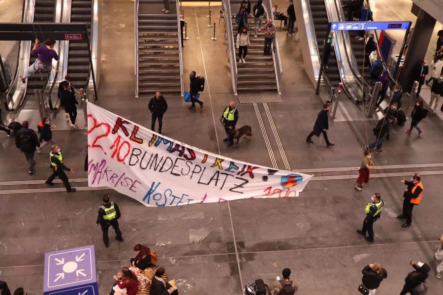 Die Demonstranten mussten das Transparent wieder entfernen.