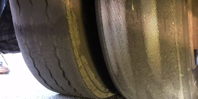 Bei der Kontrolle wurden gravierende Mängel an der Fahrzeugkombination festgestellt. Kantonspolizei Graubünden