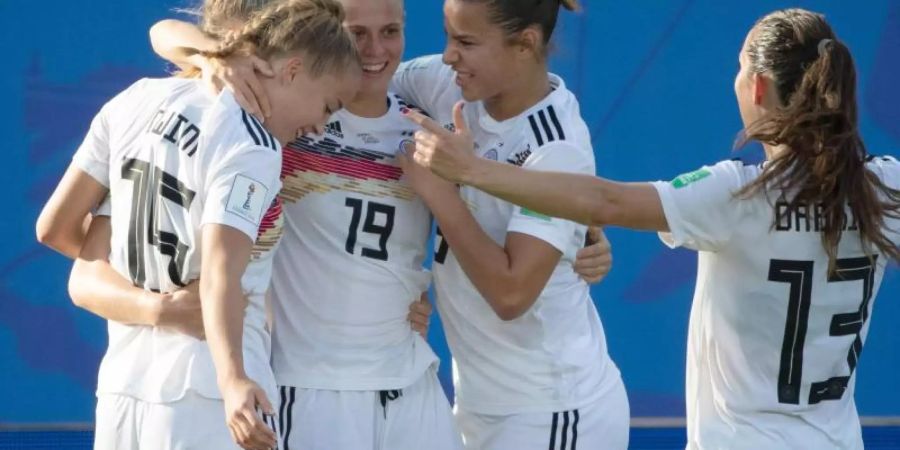 Giulia Gwinn (l-r), Klara Bühl, Linda Dallmann und Sara Daebritz jubeln nach dem Tor zum 3:0-Endstand. Foto: Sebastian Gollnow