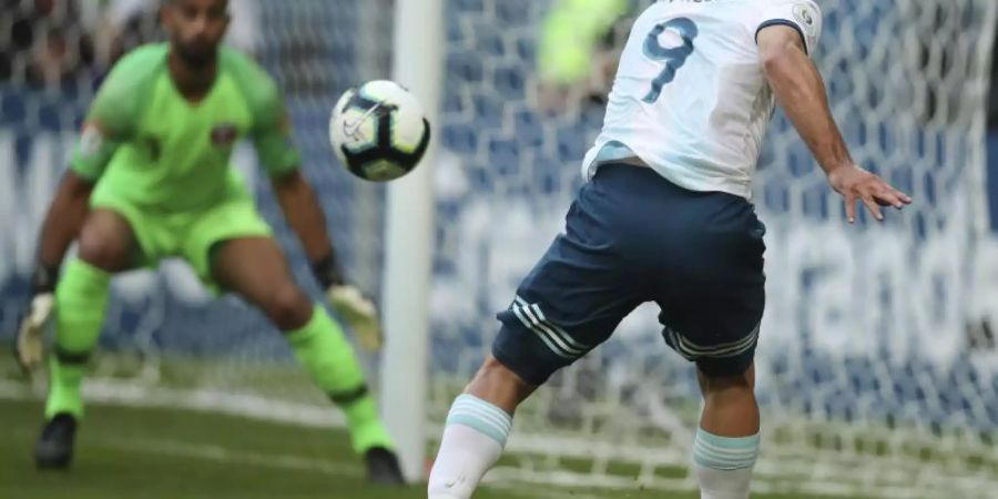 Argentiniens Sergio Aguero schiesst auf das Tor von Katars Torhüter Saad Al Sheeb. Foto: Edison Vara/AP