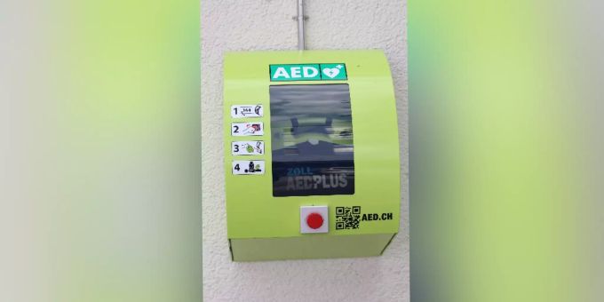 Einer der drei Defibrillatoren, die seit Kurzem in der Gemeinde Dottikon AG montiert sind. Defibrillator