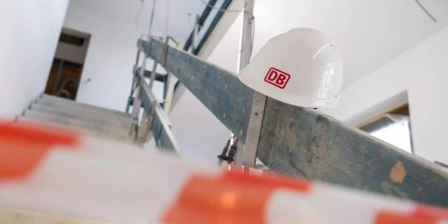 Die Deutsche Bahn will in Zukunft ihren Mitarbeitern günstigen Wohnraum anbieten. Dafür wird nun gebaut. Foto: Peter Kneffel