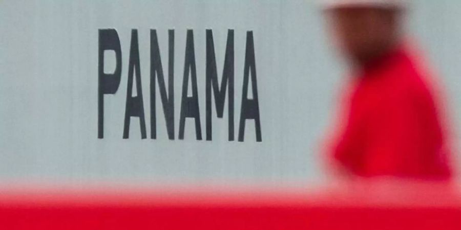 Der Schriftzug «Panama» an einem Containerschiff: Die klassischen Steueroasen haben an Attraktivität eingebüsst. Foto: Lukas Schulze