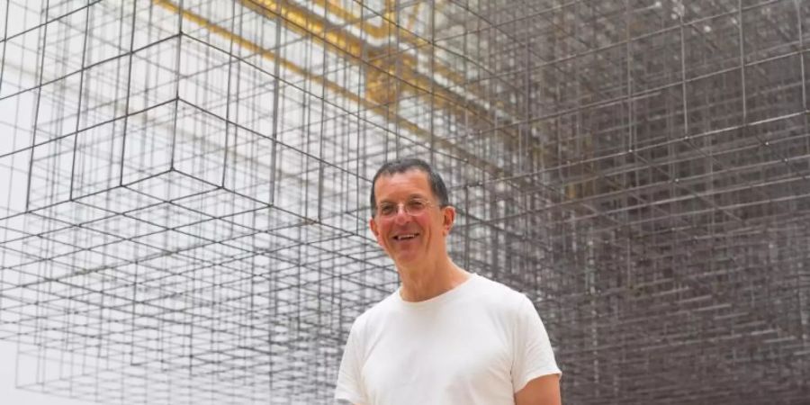 Der britische Bildhauer Antony Gormley vor einem seiner Werke. Foto: David Parry/Royal Academy Of Arts