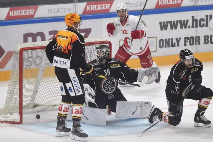 Der HC Lugano kassiert im ersten Saisonspiel gegen Lausanne einen Gegentreffer. HC Lugano SCB