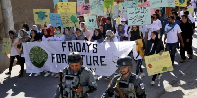 Die Teilnehmer des Klimastreiks in Kabul wurden von bewaffneten Soldaten beschützt. Klimastreik Kabul Afghanistan