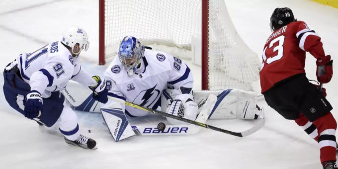 Der Schweizer Stürmer Nico Hischier (r.) versucht den Tampa-Goalie Andrei Wassilewski zu bezwingen. Tampa Bay Lightning