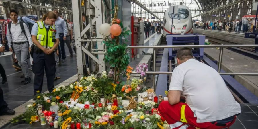 Blumen am Tatort im Frankfurter Hauptbahnhof