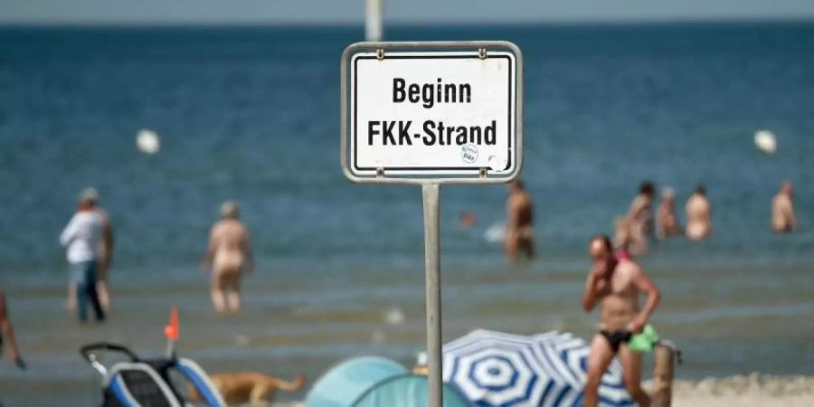 Ein Deutscher Politiker lädt Wähler zu Swinger-Ferien am FKK-Strand samt Sex-Programm ein. (Symbolbild)