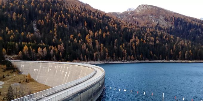 Wegen Spannungen in der Staumauer Isola beim San Bernardino Pass GR sind kommenden Winter Sanierungsarbeiten notwendig. Wegen Spannungen in der Staumauer Isola beim San Bernardino Pass GR sind kommenden Winter Sanierungsarbeiten notwendig.