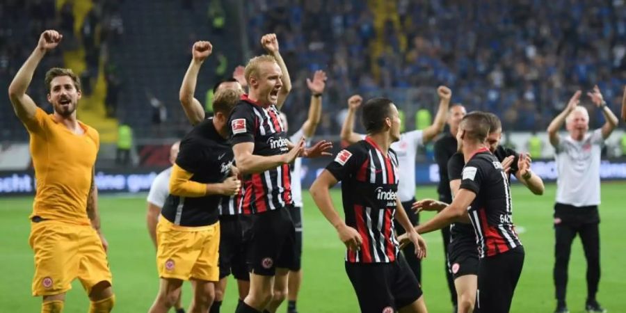 Die Frankfurter Spieler feiern den Einzug in die Europa League. Foto: Arne Dedert