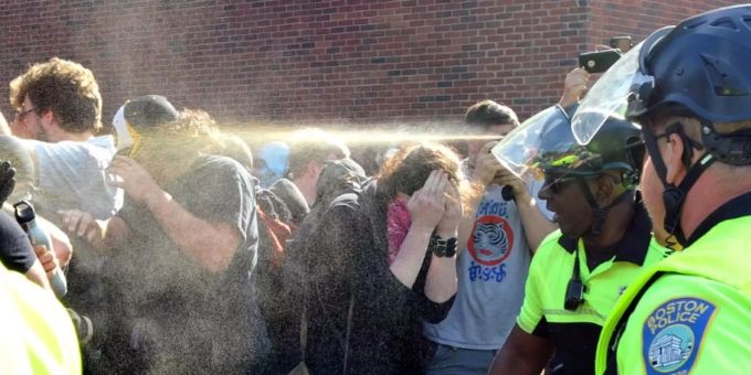 Polizisten setzen Pfefferspray gegen Demonstranten ein Polizisten setzen Pfefferspray gegen Demonstranten ein